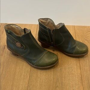 El Naturalista Green Leather Ankle Boots w side zip. Size 41 (size 10).